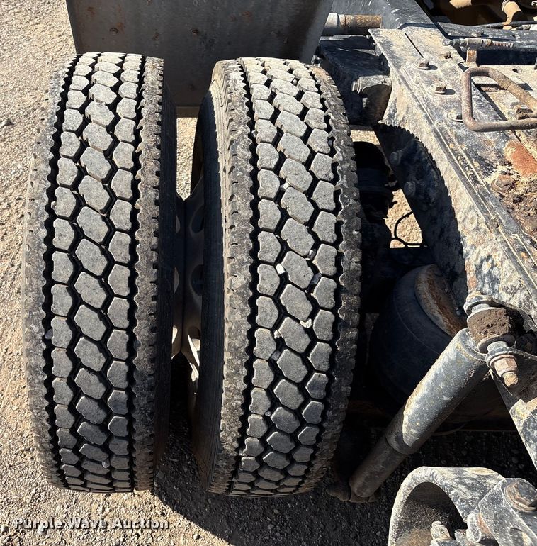 image for item EM0509 2007 Peterbilt 386 semi truck