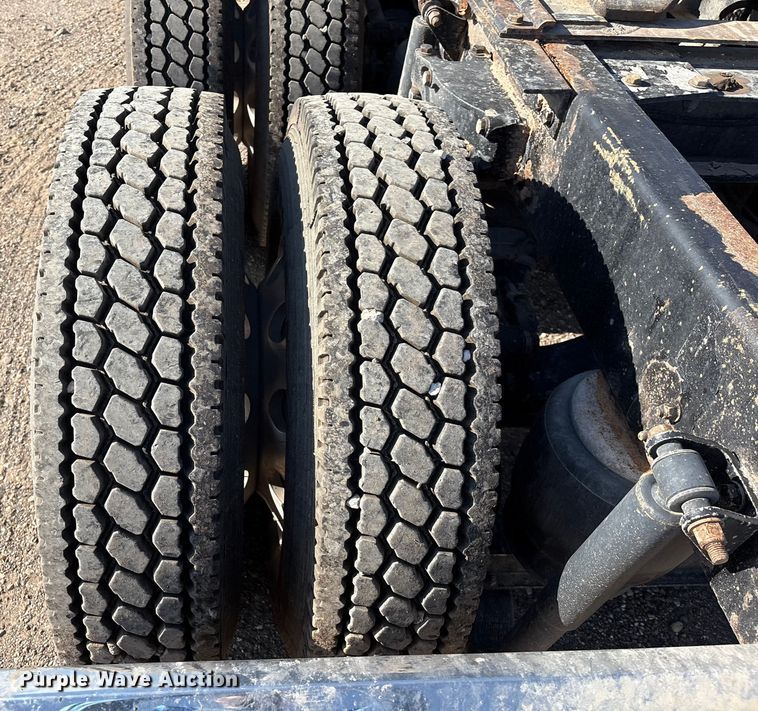 image for item EM0509 2007 Peterbilt 386 semi truck