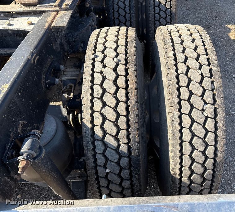 image for item EM0509 2007 Peterbilt 386 semi truck