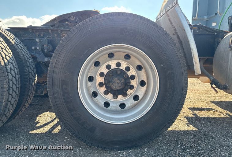 image for item EM0509 2007 Peterbilt 386 semi truck