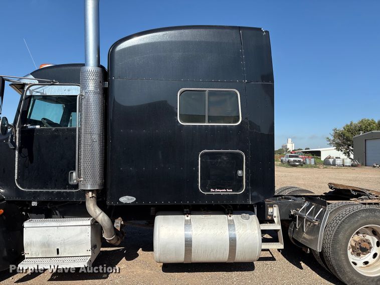 image for item EM0510 2008 Peterbilt 386 semi truck
