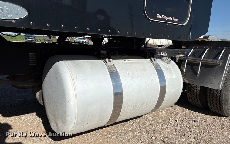 image for item EM0510 2008 Peterbilt 386 semi truck