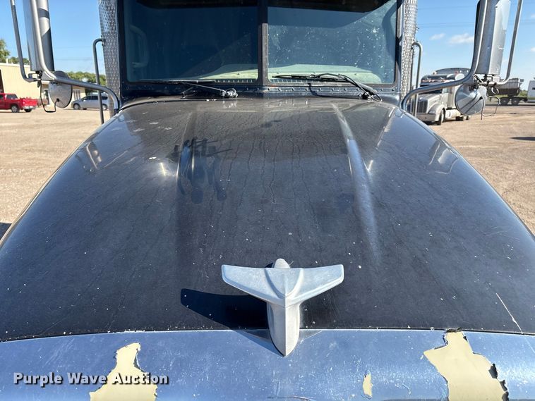 image for item EM0510 2008 Peterbilt 386 semi truck