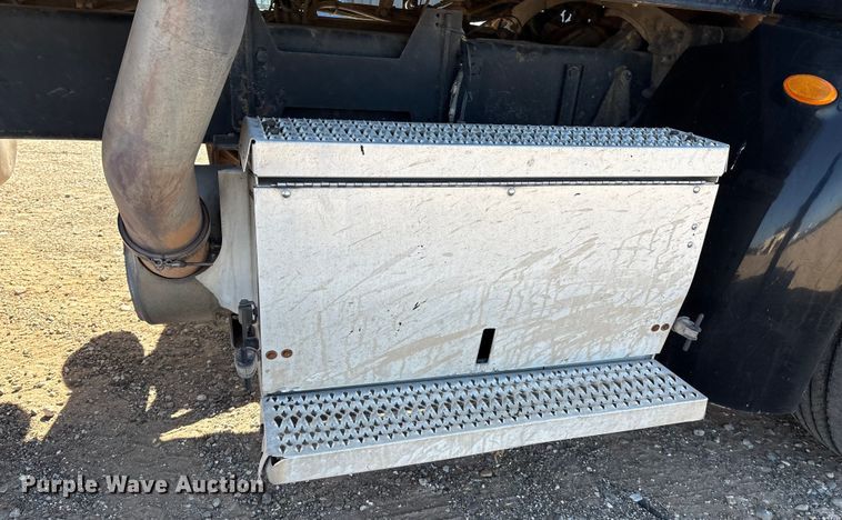 image for item EM0510 2008 Peterbilt 386 semi truck