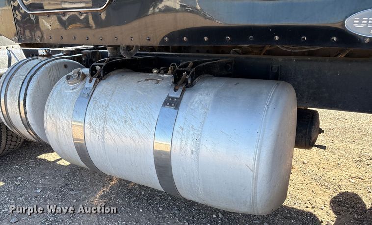 image for item EM0510 2008 Peterbilt 386 semi truck