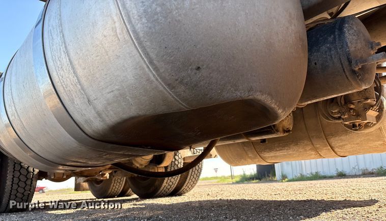 image for item EM0510 2008 Peterbilt 386 semi truck