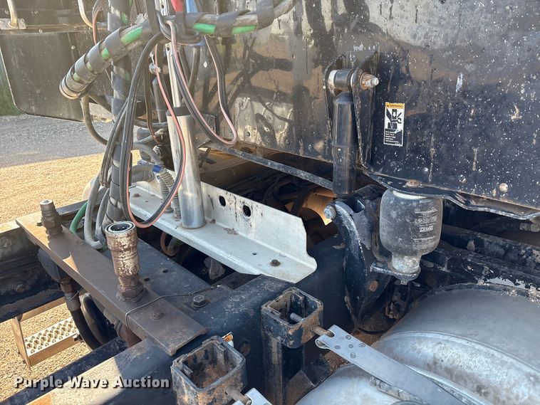 image for item EM0510 2008 Peterbilt 386 semi truck