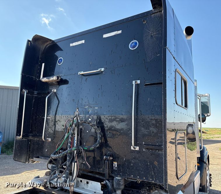 image for item EM0510 2008 Peterbilt 386 semi truck