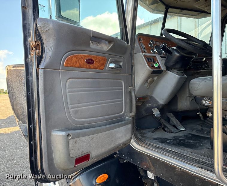 image for item EM0510 2008 Peterbilt 386 semi truck