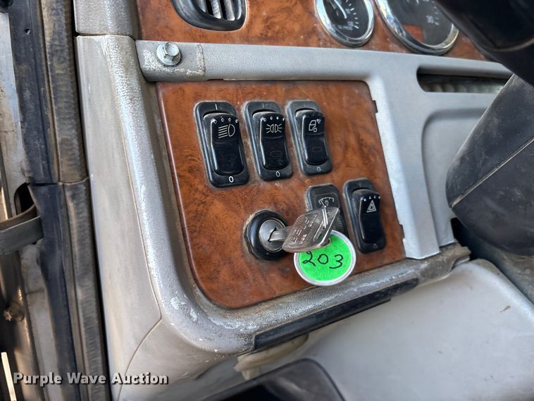 image for item EM0510 2008 Peterbilt 386 semi truck