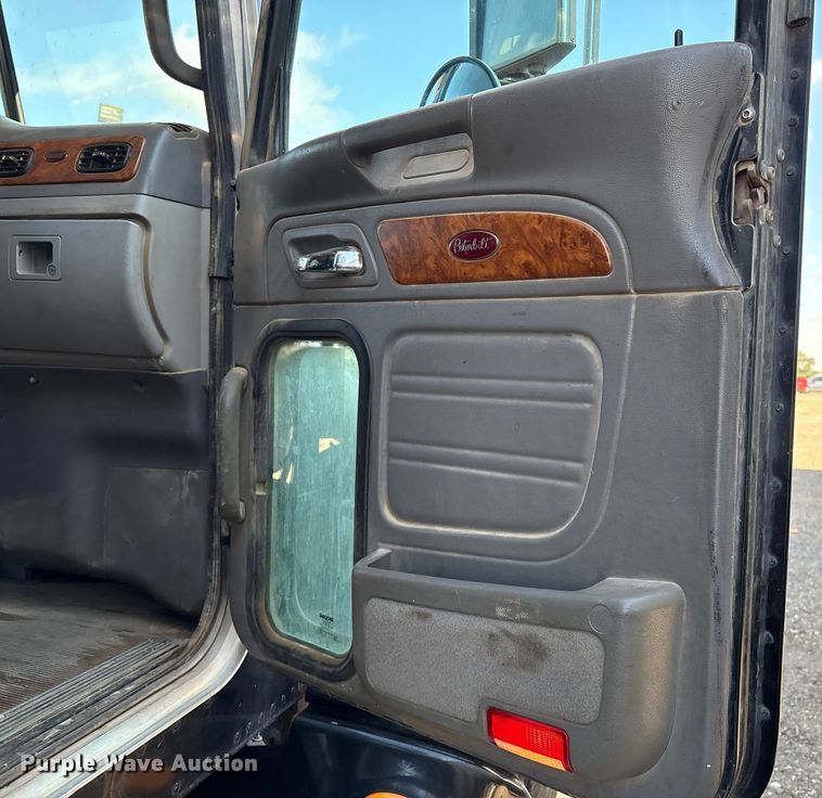 image for item EM0510 2008 Peterbilt 386 semi truck