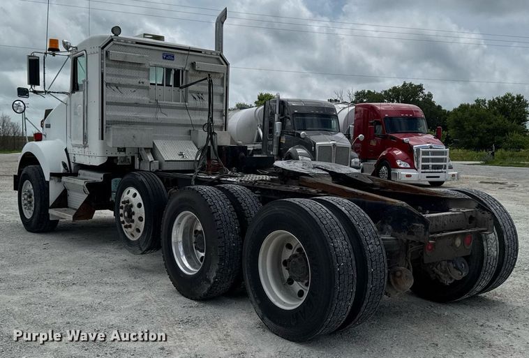 image for item EM2173 2003 Kenworth semi truck