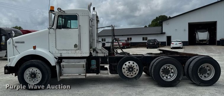 image for item EM2173 2003 Kenworth semi truck