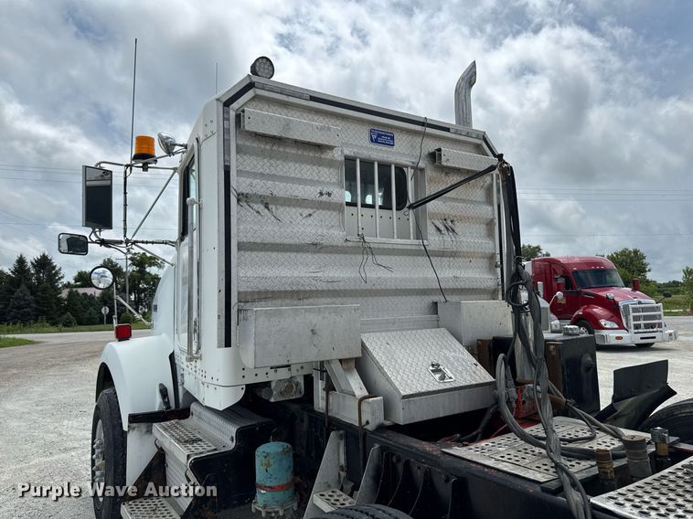 image for item EM2173 2003 Kenworth semi truck