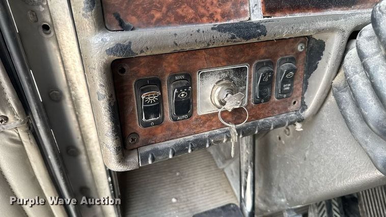 image for item EM2173 2003 Kenworth semi truck