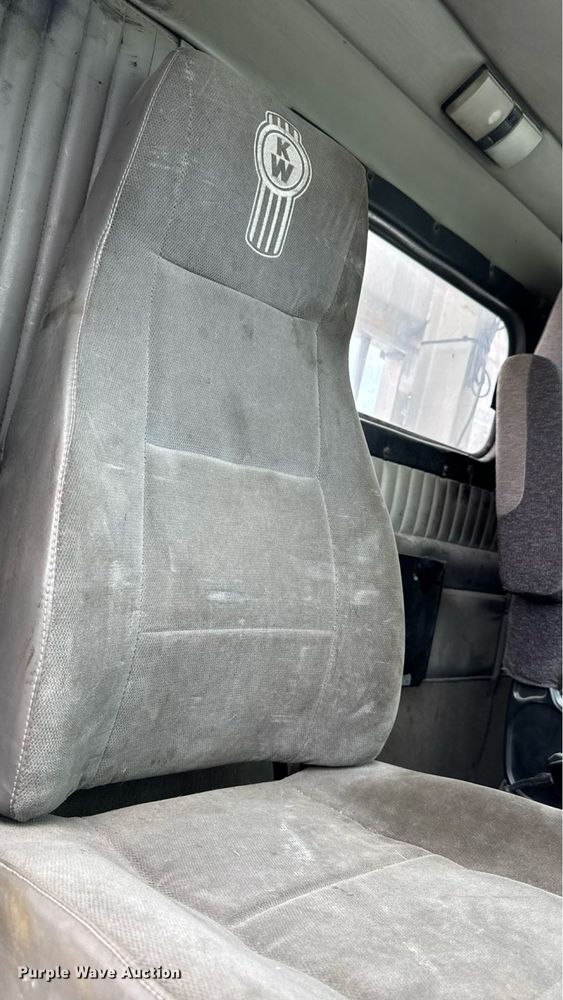 image for item EM2173 2003 Kenworth semi truck