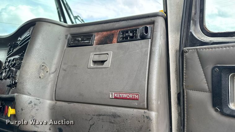 image for item EM2173 2003 Kenworth semi truck