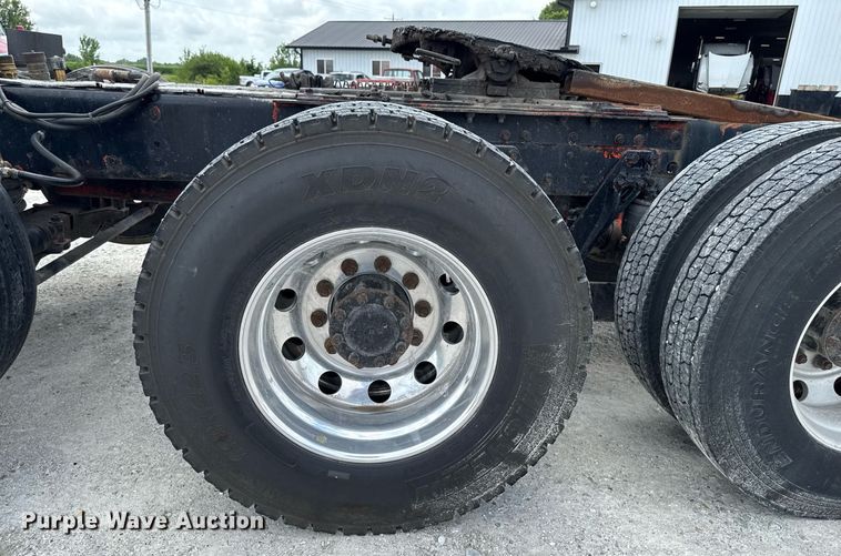 image for item EM2173 2003 Kenworth semi truck