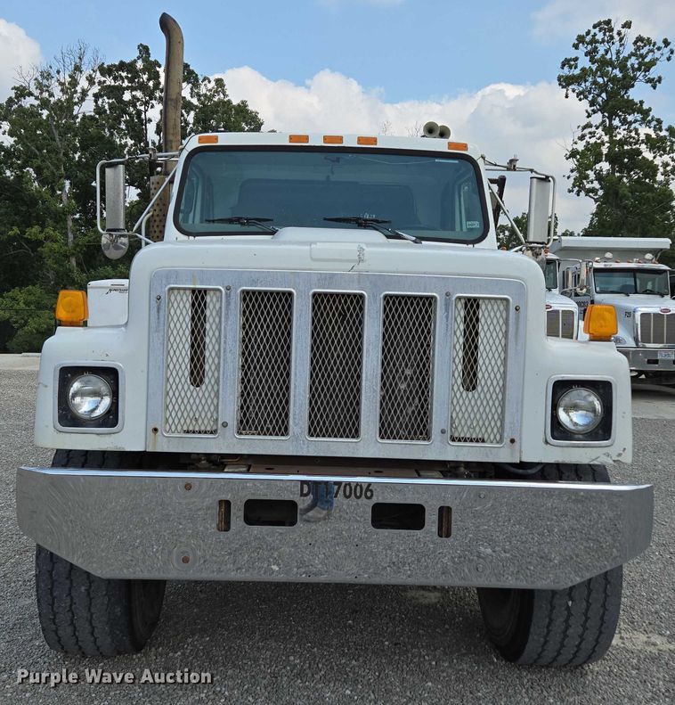 image for item EN2073 2002 International 2574 roll-off container truck