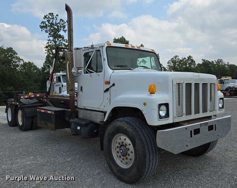 image for item EN2073 2002 International 2574 roll-off container truck