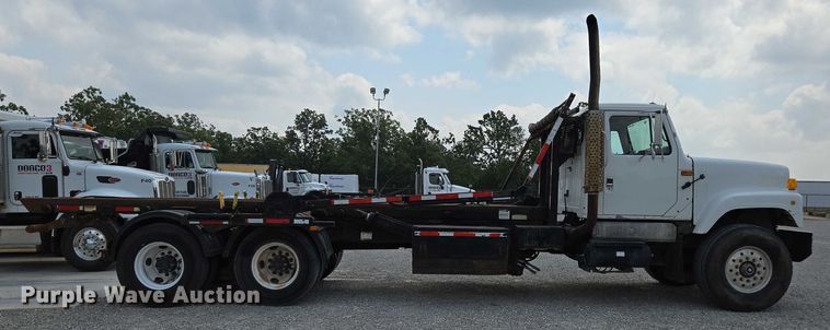 image for item EN2073 2002 International 2574 roll-off container truck