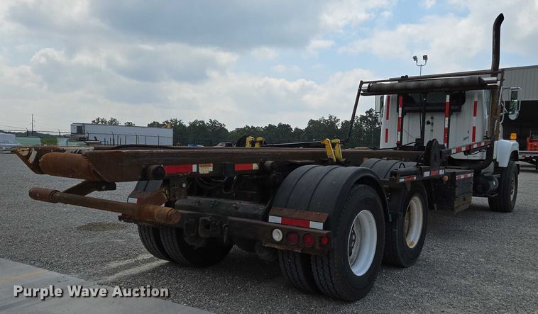 image for item EN2073 2002 International 2574 roll-off container truck