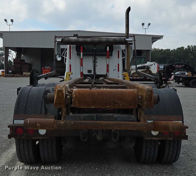 image for item EN2073 2002 International 2574 roll-off container truck