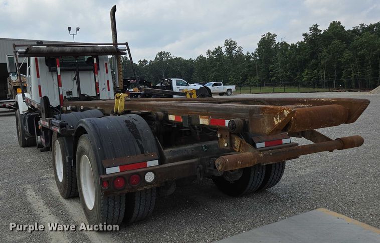 image for item EN2073 2002 International 2574 roll-off container truck