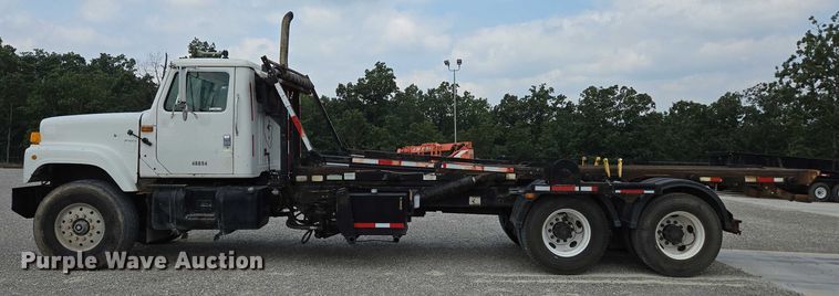 image for item EN2073 2002 International 2574 roll-off container truck