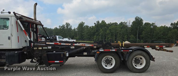 image for item EN2073 2002 International 2574 roll-off container truck