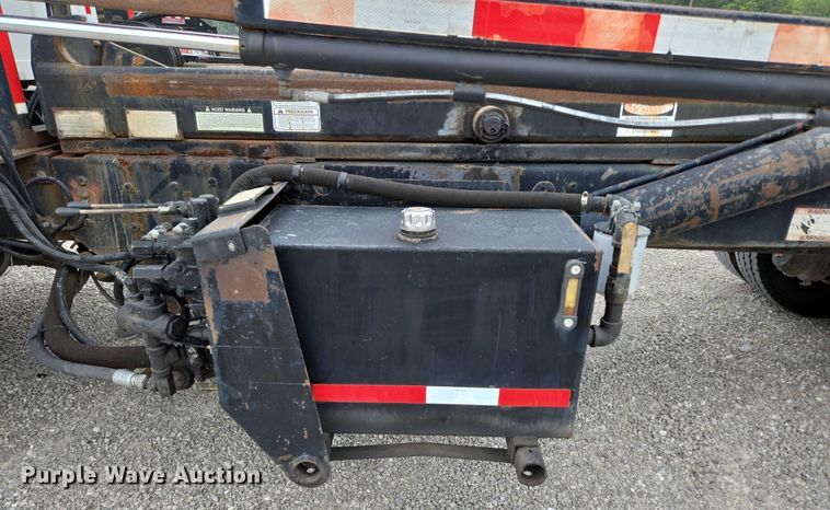 image for item EN2073 2002 International 2574 roll-off container truck