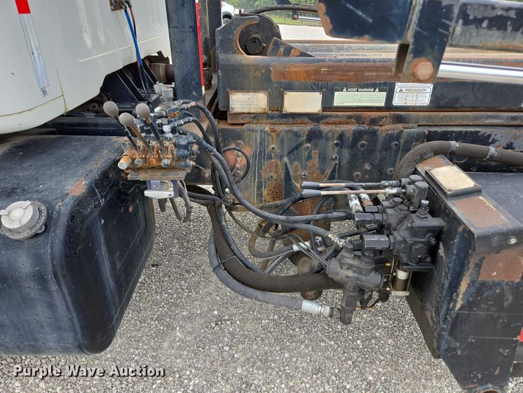 image for item EN2073 2002 International 2574 roll-off container truck