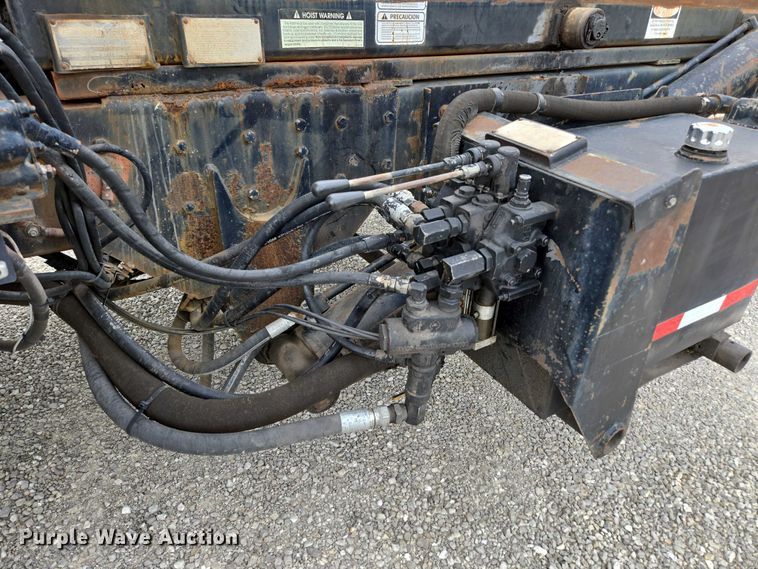 image for item EN2073 2002 International 2574 roll-off container truck