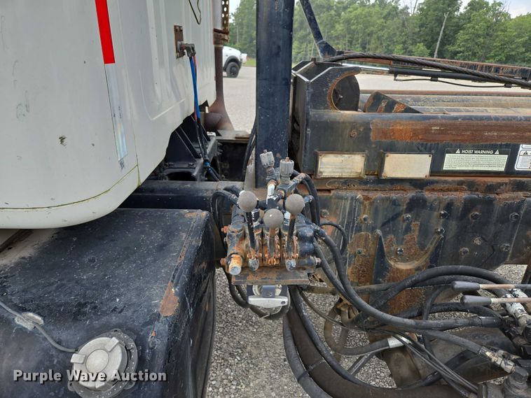 image for item EN2073 2002 International 2574 roll-off container truck