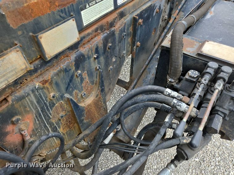 image for item EN2073 2002 International 2574 roll-off container truck