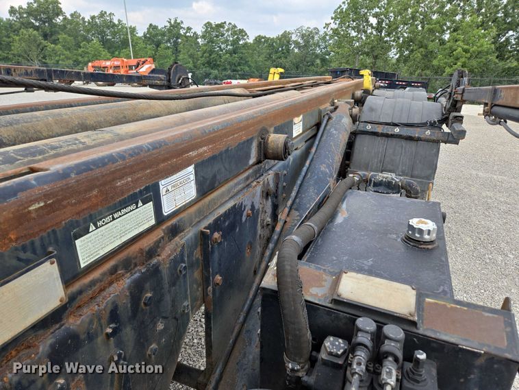 image for item EN2073 2002 International 2574 roll-off container truck