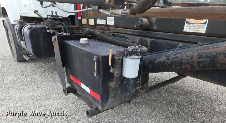 image for item EN2073 2002 International 2574 roll-off container truck