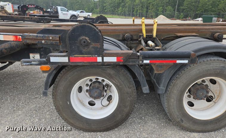 image for item EN2073 2002 International 2574 roll-off container truck