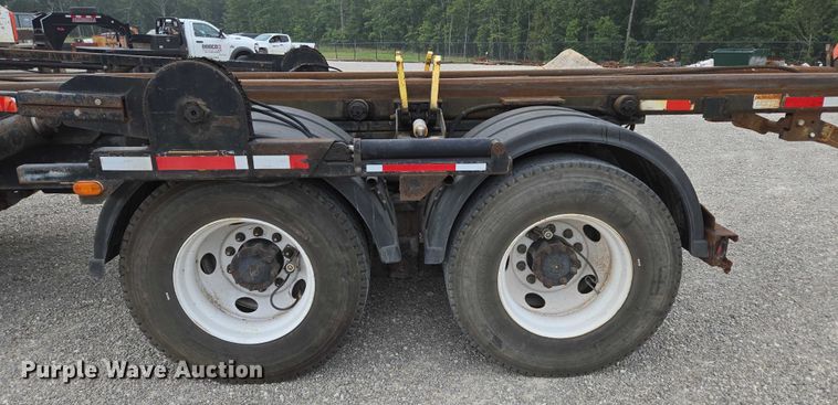 image for item EN2073 2002 International 2574 roll-off container truck