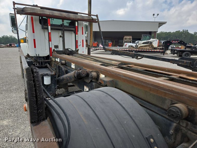 image for item EN2073 2002 International 2574 roll-off container truck