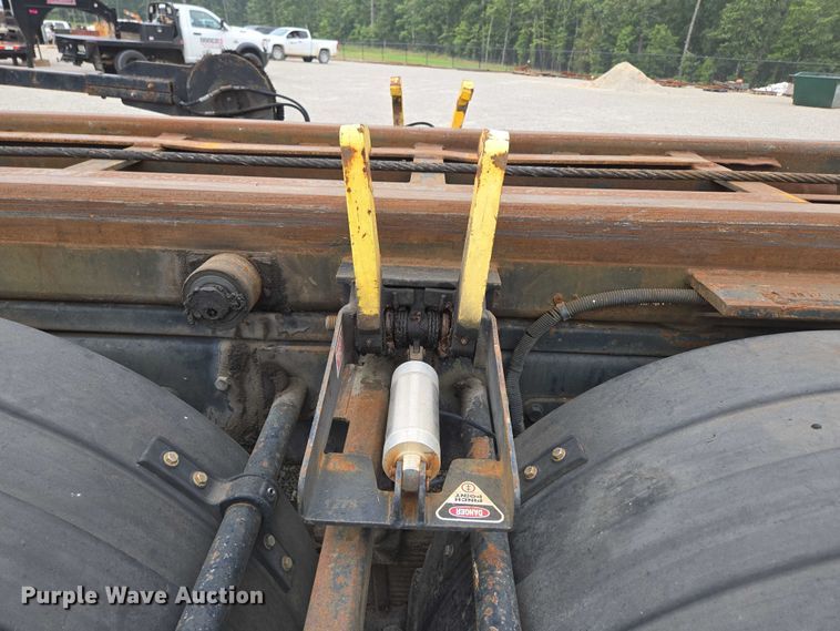 image for item EN2073 2002 International 2574 roll-off container truck