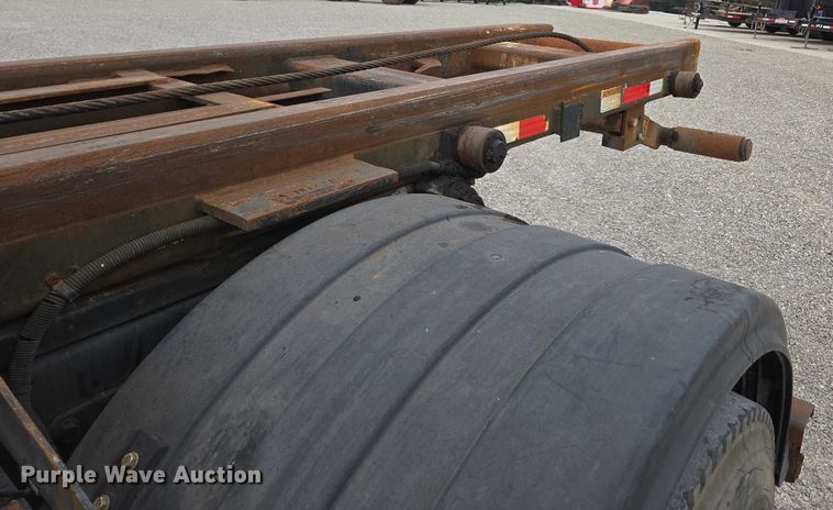 image for item EN2073 2002 International 2574 roll-off container truck