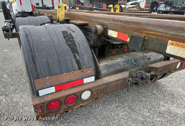 image for item EN2073 2002 International 2574 roll-off container truck