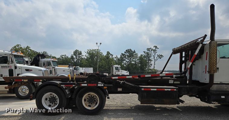 image for item EN2073 2002 International 2574 roll-off container truck