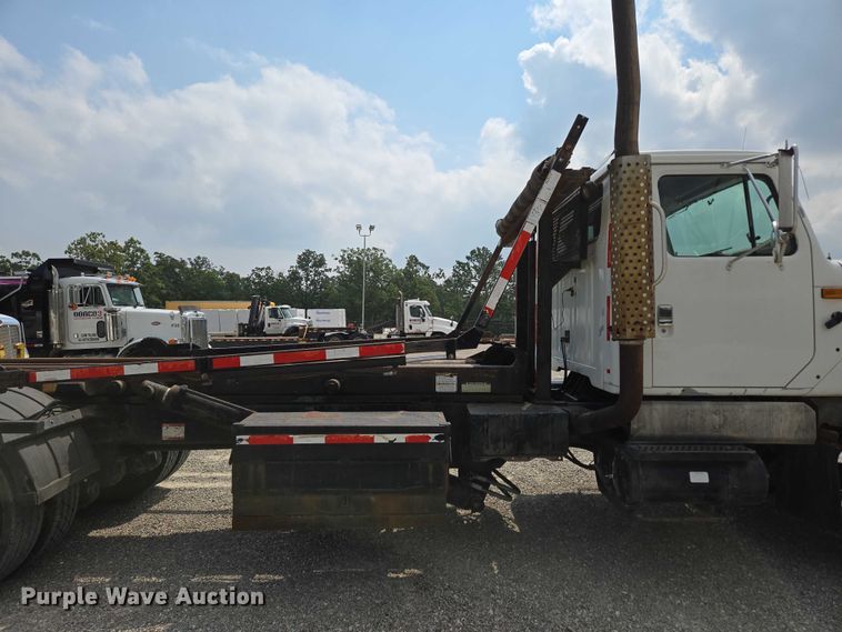 image for item EN2073 2002 International 2574 roll-off container truck