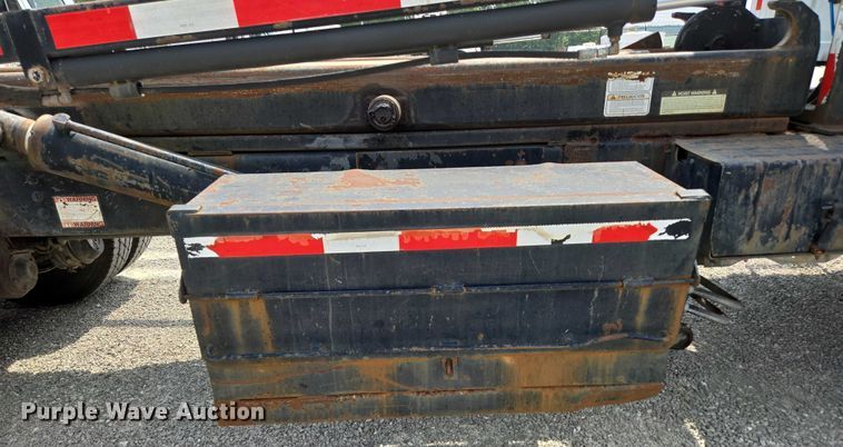 image for item EN2073 2002 International 2574 roll-off container truck