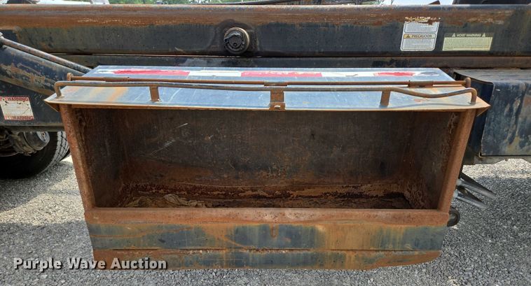 image for item EN2073 2002 International 2574 roll-off container truck