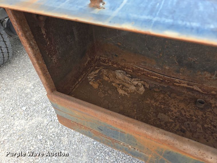 image for item EN2073 2002 International 2574 roll-off container truck