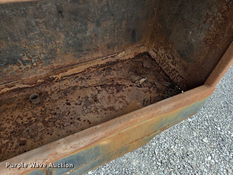 image for item EN2073 2002 International 2574 roll-off container truck