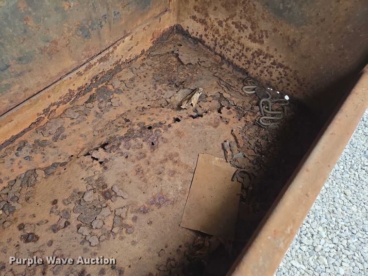 image for item EN2073 2002 International 2574 roll-off container truck